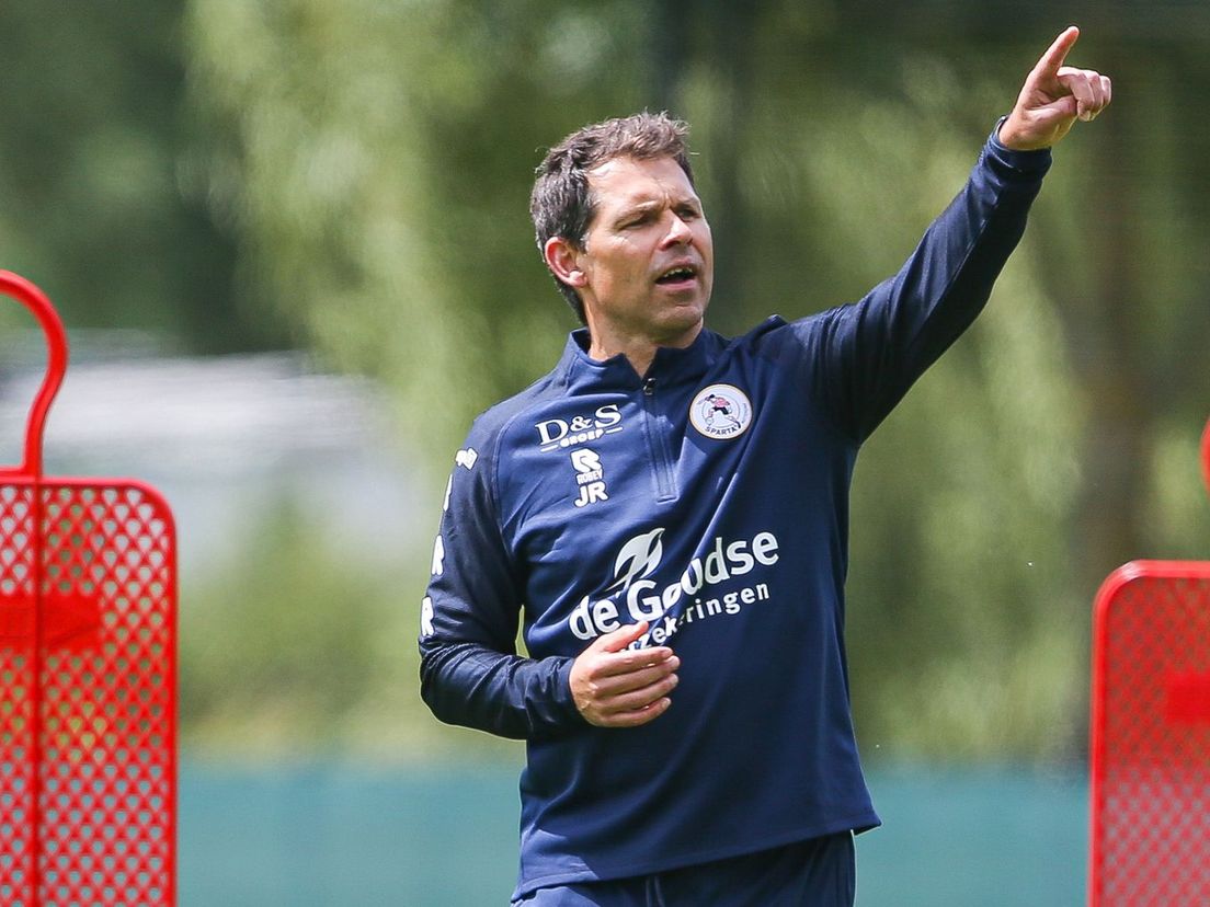 Jeroen Rijsdijk bij zijn eerste training als hoofdtrainer van Sparta
