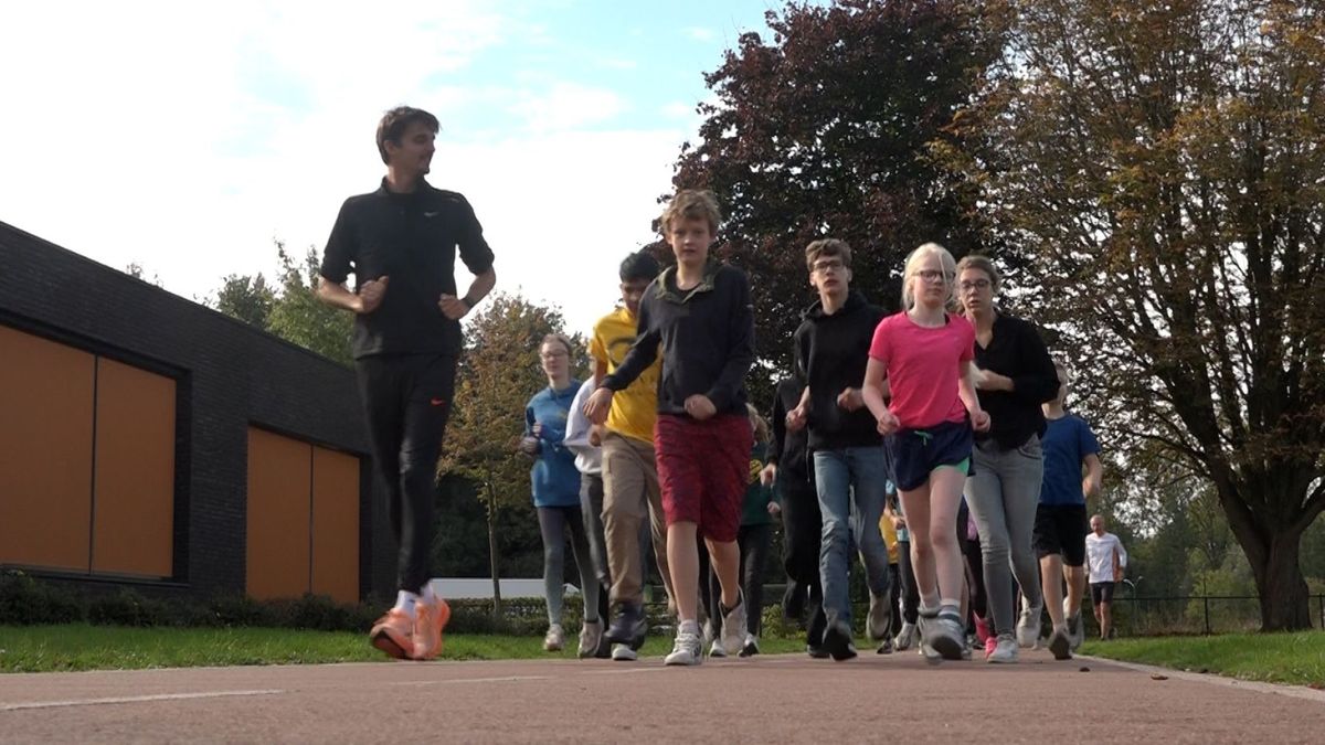 Blinde en slechtziende kinderen krijgen atletiekclinic