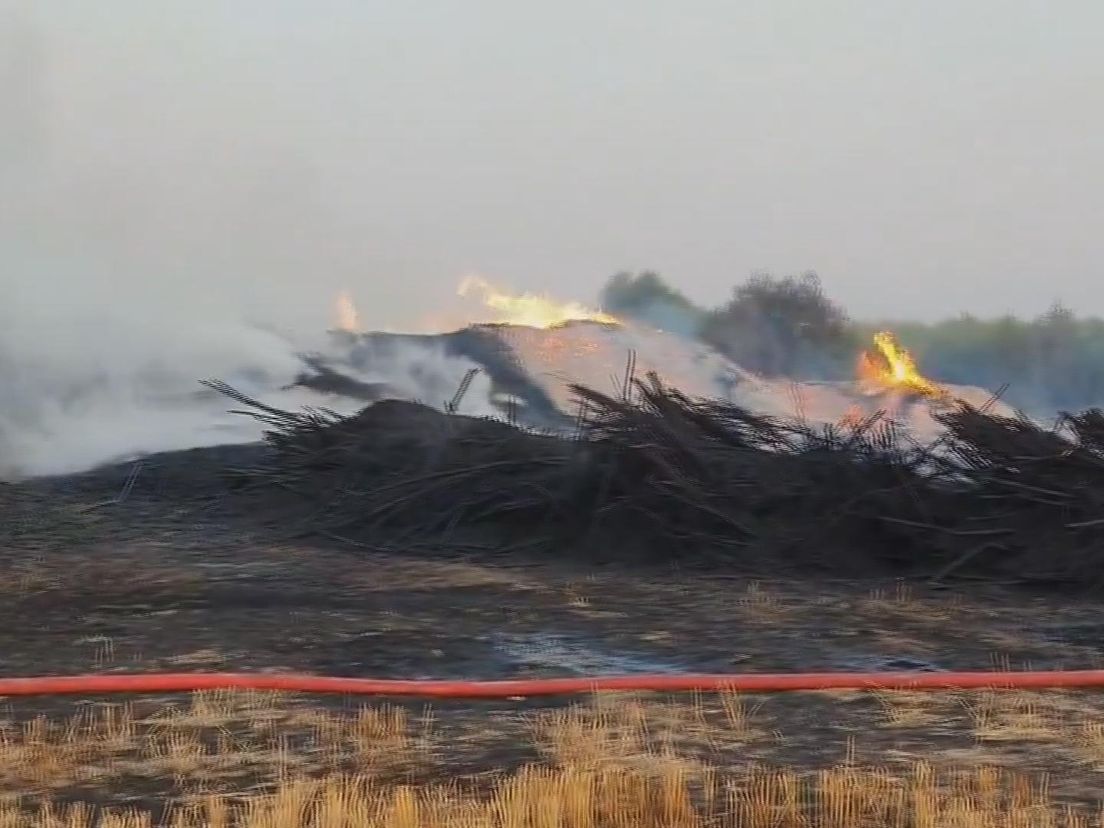 Grote stankoverlast door grote brand in weiland Heinenoord