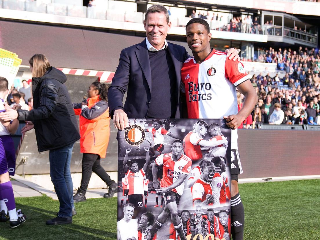 Tyrell Malacia werd vlak voor de wedstrijd tegen RKC gehuldigd voor honderd wedstrijden in het shirt van Feyenoord