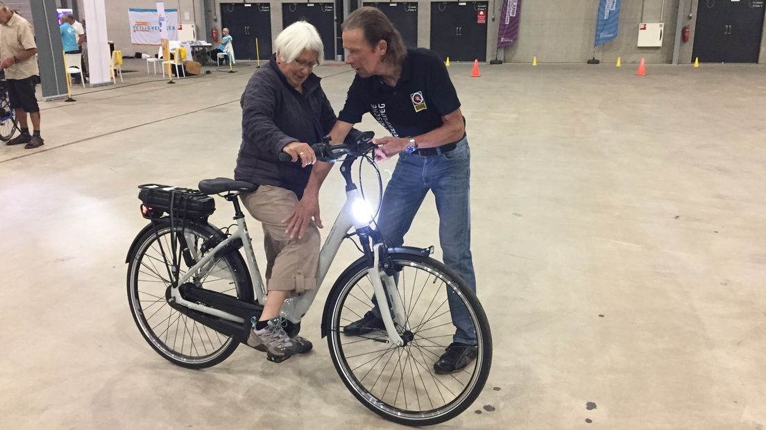 Oud-wielrenner Henk Lubberding leert mensen veilig fietsen op e-bike