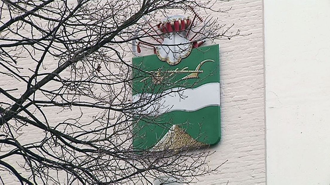 Het wapen van Soest op het gemeentehuis.