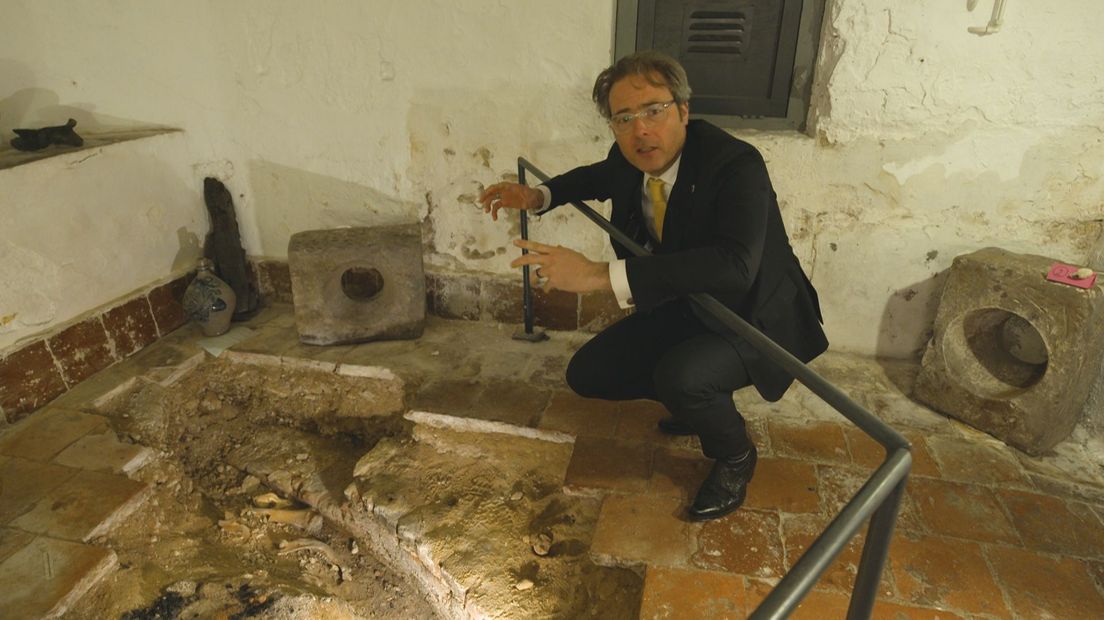 In de kelder van museum Casteelse Poort liggen de resten van het poortgebouw.