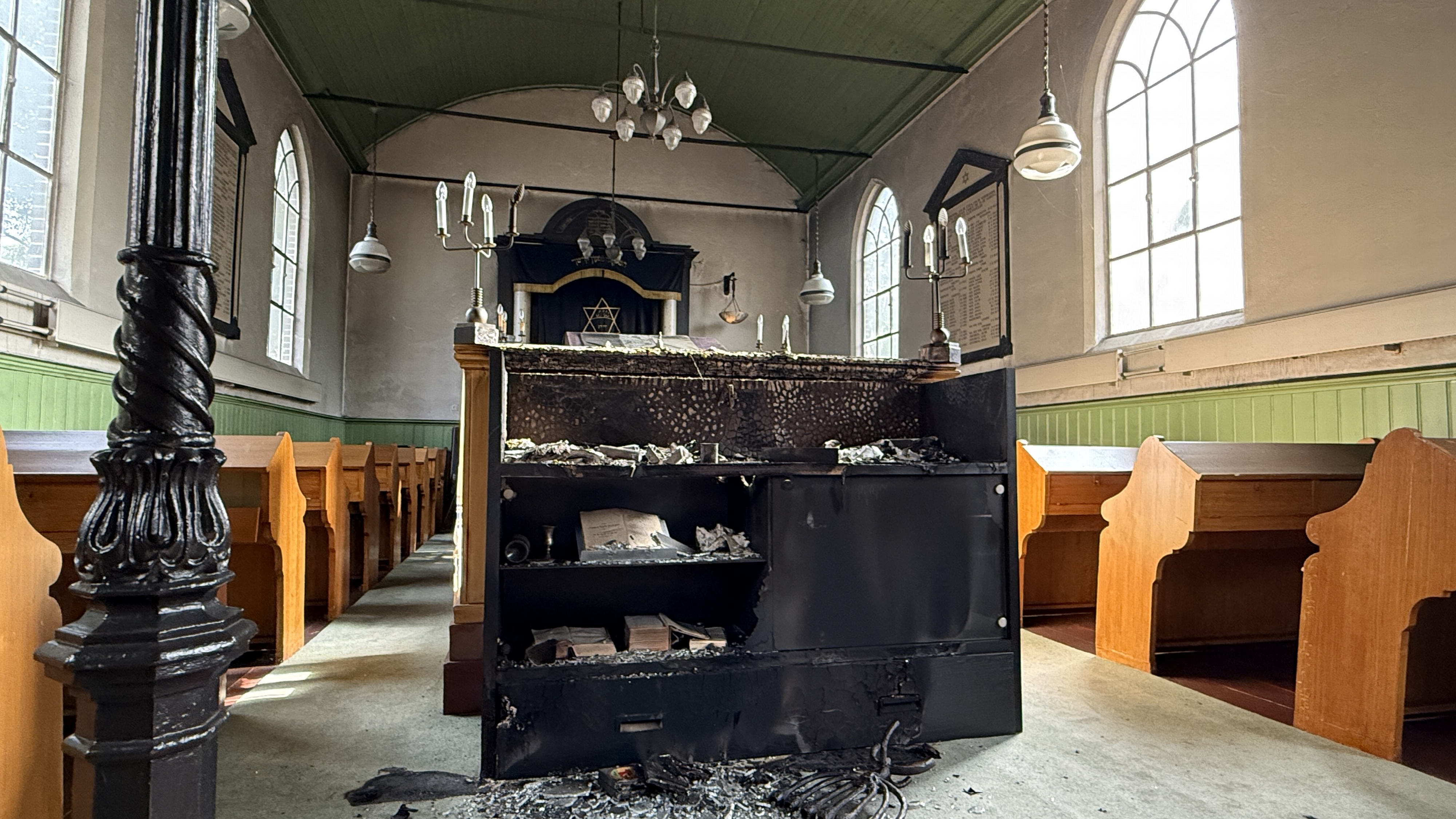 De uitgebrande vitrinekast in de synagoge in Emmen