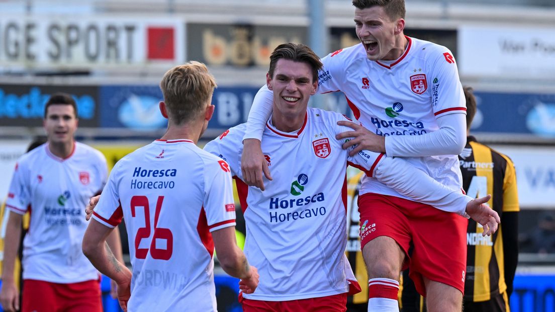 Noordwijk-verdediger Teun Zethof wordt bejubeld na zijn treffer in de derby tegen Rijnsburgse Boys