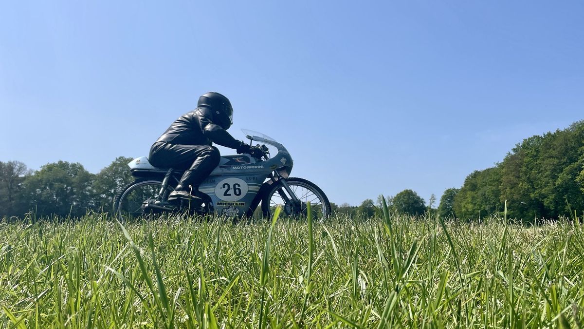 Klassieke motoren ronken door Grolloo tijdens de Classic Race