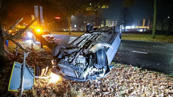Auto rijdt verkeersbord omver en slaat over de kop, inzittende aangehouden