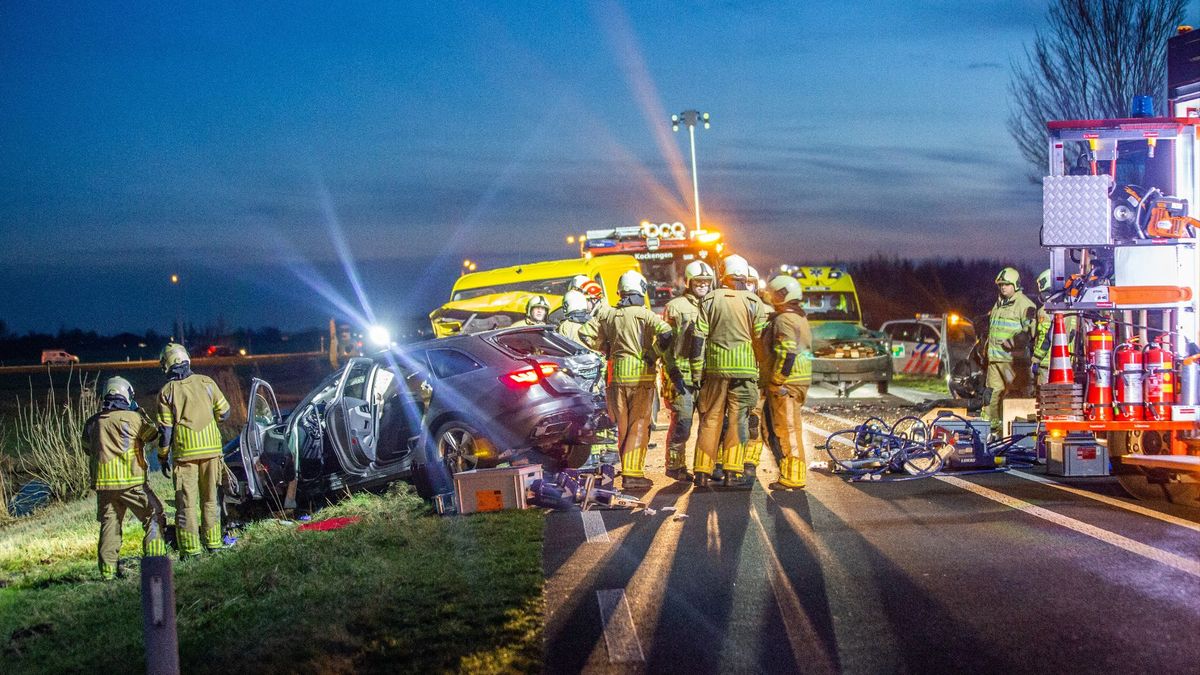 N212 bij Kamerik dicht na ongeluk met drie auto's en een aanhangwagen ...