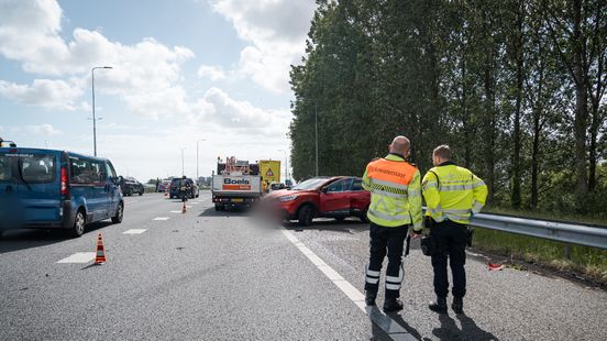 Meerdere autos betrokken bij ongeval op snelweg, veel bestuurders negeren rode kruizen. Meerdere autos betrokken bij ongeval op snelweg, veel bestuurders negeren rode kruizen.