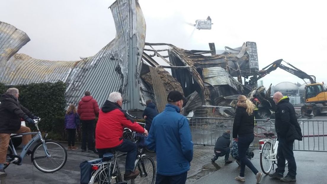 Het bedrijf Verhoef Packaging aan de Hoge Eng-Oost in Putten is vrijdagavond door brand verwoest. De zeer grote uitslaande brand legde het bedrijfsgebouw in enkele uren in de as. Er raakte niemand gewond. De brandweer was zaterdagmorgen nog aan het nablussen.