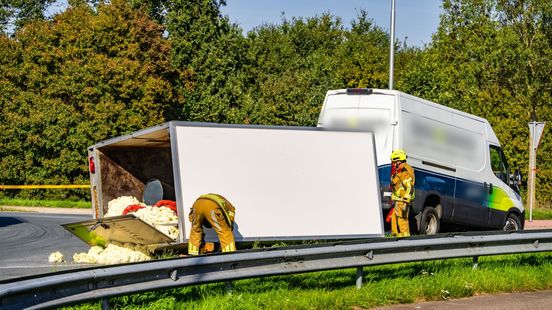 Gekantelde aanhanger zorgt voor chemische reactie