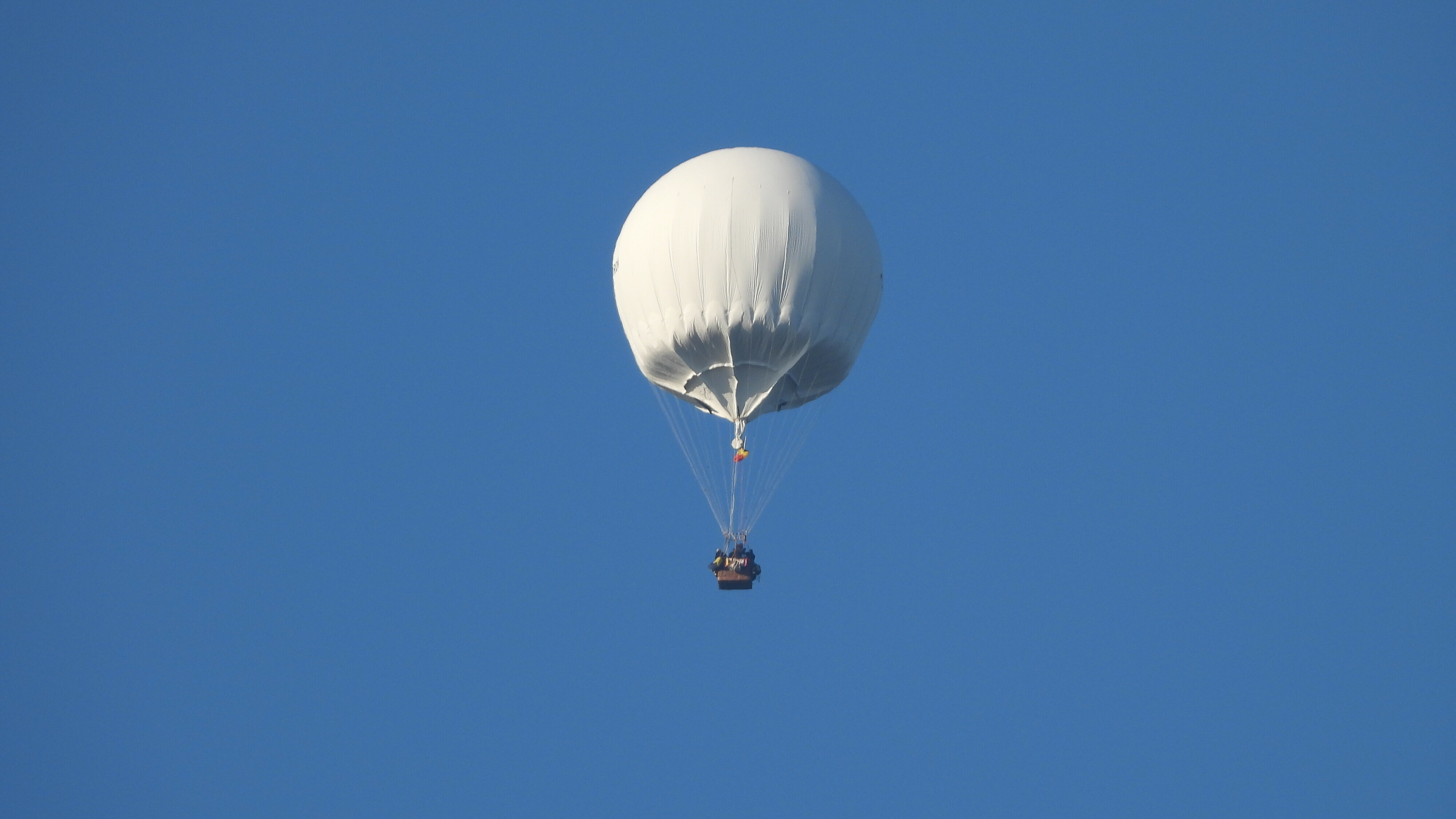 Mysterieuze witte ballon boven Drenthe en Overijssel zorgt voor speculaties