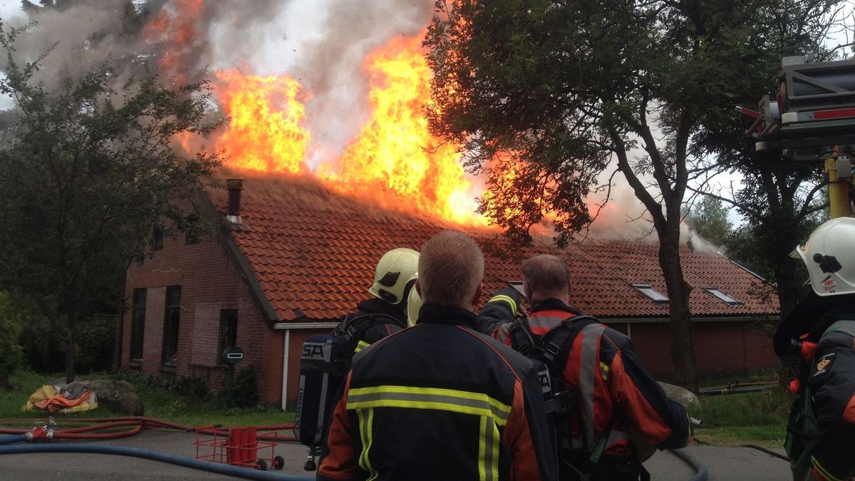 Leegstaande woning in lichterlaaie in Oostwold