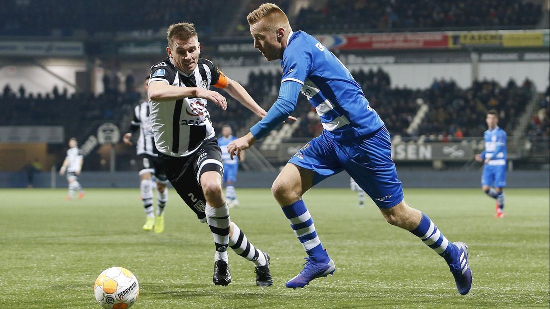 Mike van Duinen in duel met Tim Breukers, de PEC-spits is geblesseerd