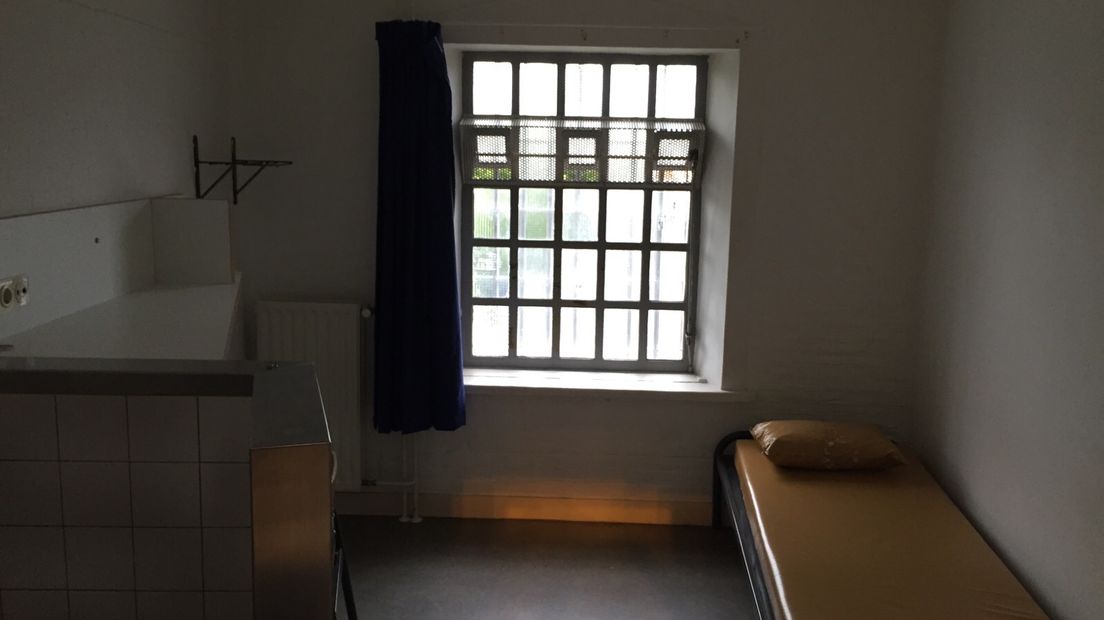 Rond kwart voor zeven arriveerden de eerste vluchtelingen bij de Koepelgevangenis in Arnhem. De gevangenis is in één dag tijd veranderd in een noodopvang voor zo'n 400 vluchtelingen. Hier vindt u een overzicht van de ontwikkelingen in en rondom de voormalig penitentiaire inrichting.