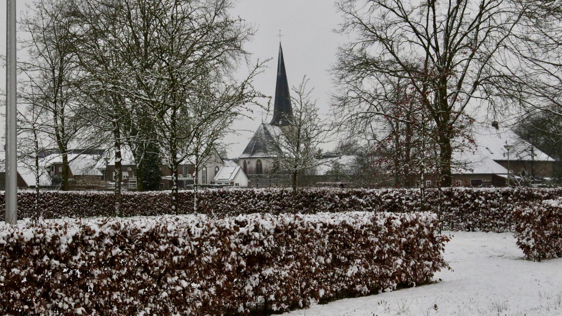 Een winters plaatje van Lichtenvoorde met de kijk op 't Hof en de protestantse Johanneskerk.