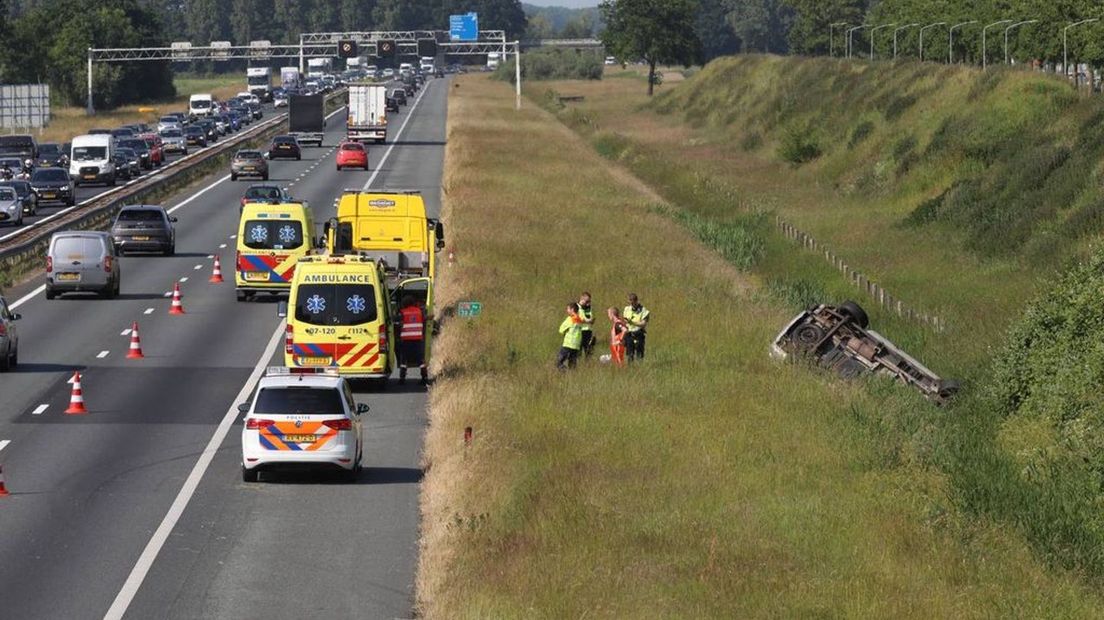 De auto belandde op de kop naast de snelweg.