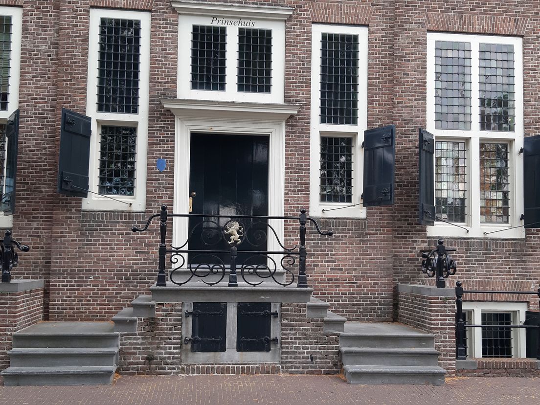 Het stadhuis met het bordes.