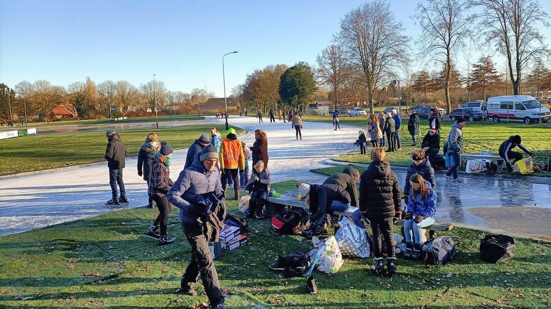 De schaatsen en sleeën worden uit het vet worden gehaald in Nieuw-Buinen