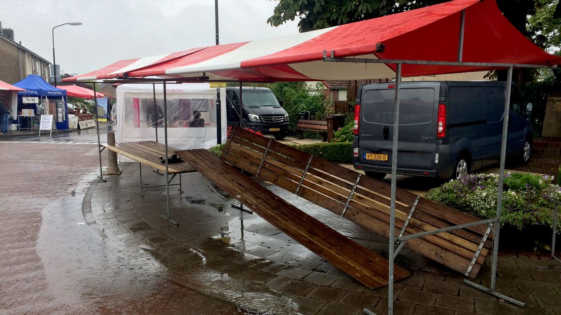 Op de Jaarmarkt in Vinkeveen zijn vier kramen ingestort.