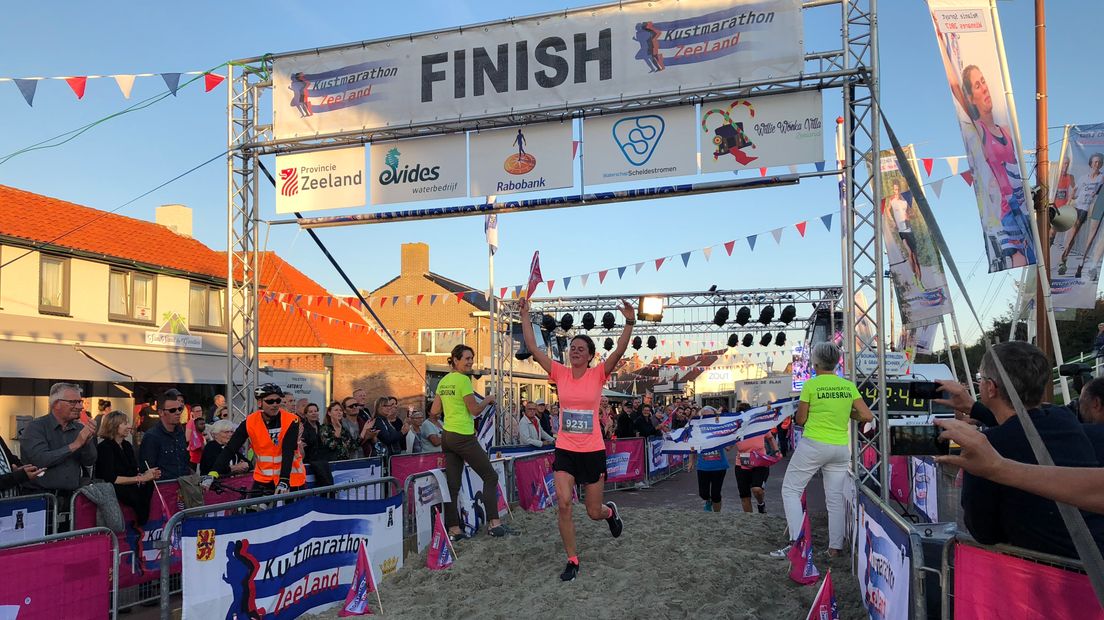 De winnaar van de 10 kilometer: Annemiek van Kooten