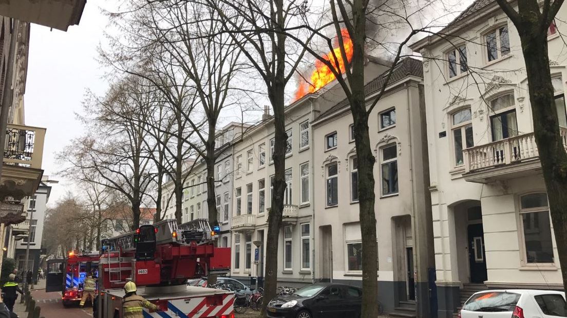 Bij een woning in de Emmastraat in Arnhem heeft donderdag een zolderbrand gewoed. De oorzaak van de brand is nog onbekend. Er is één persoon gewond geraakt. Rond 10.30 uur meldde de brandweer dat de brand onder controle was. Ruim een kwartier later werd het sein brand meester gegeven,