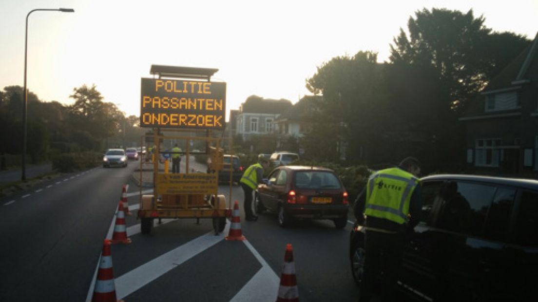 De politie heeft via een passantenonderzoek geprobeerd om meer informatie te krijgen over een woninginbraak in Rheden, waarbij een vrouw is gekneveld.