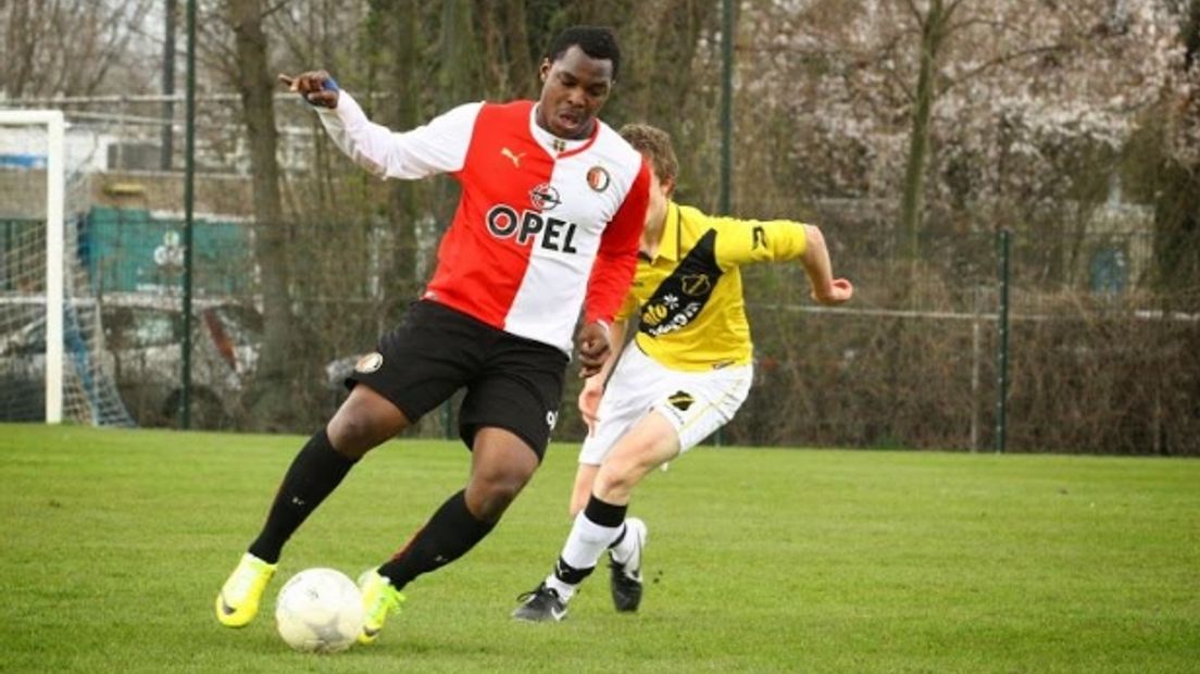 Junior Albertus in het shirt van Feyenoord