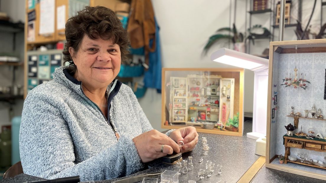 Anita aan het werk in haar thuisstudio in Wateringse Veld
