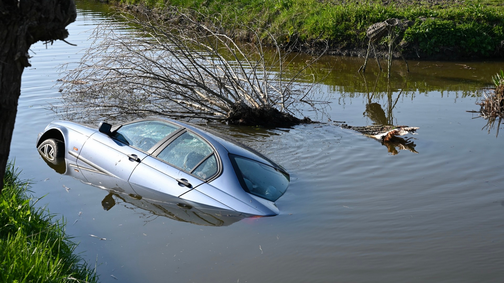Auto belandt in water bij Kedichem