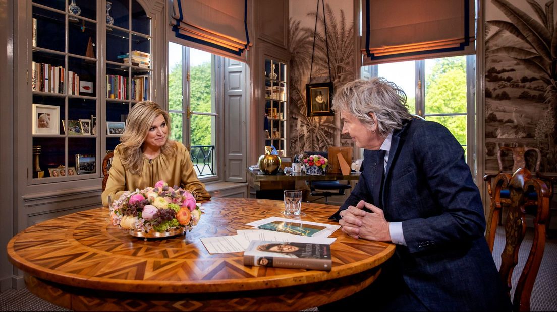 De koningin in gesprek met Matthijs van Nieuwkerk ter ere van haar verjaardag