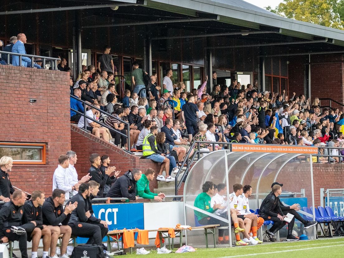 De tribune van CWO was goed gevuld bij het oefenduel Shakhtar Donetsk-Fortuna Sittard