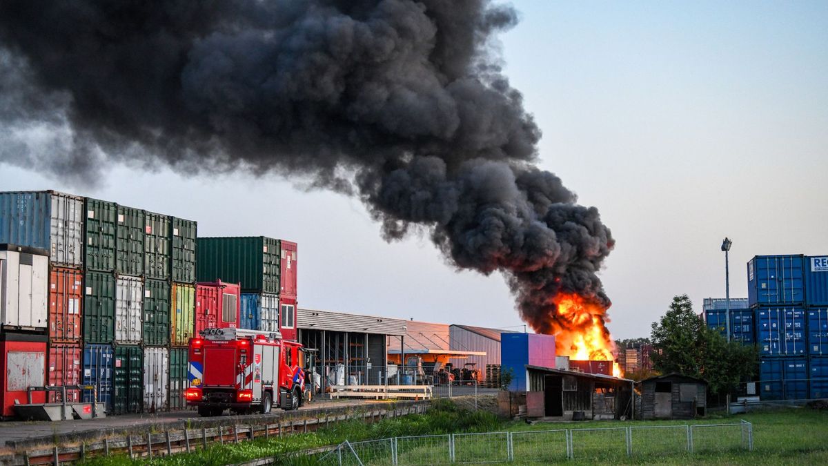 Grote brand naast bedrijfsloods