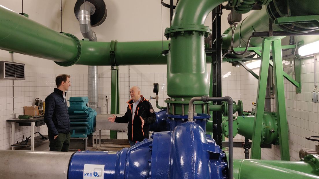 De Haagse wethouder Hilbert Bredemeijer en hoofd riolering Marcel Tirion in het rioolgemaal onder het Westeinde. | Foto Omroep West