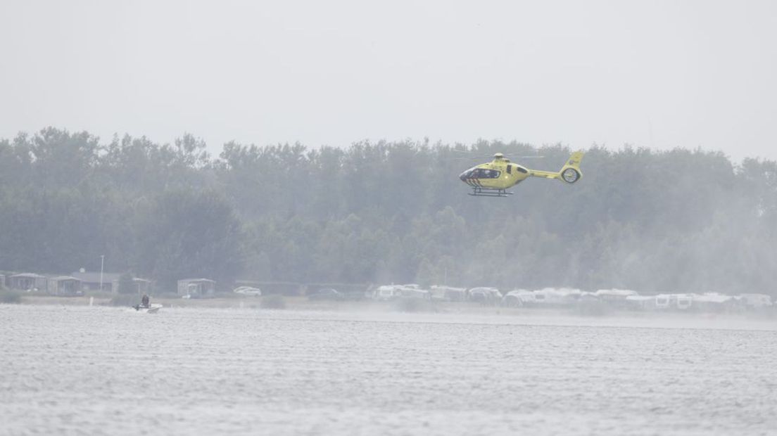Een traumahelikopter boven het Veluwemeer