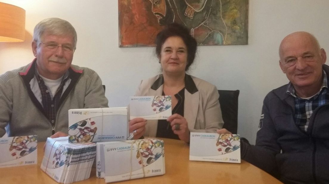 Jan Huizinga en Ulfert Molenhuis van de Voedselbank flankeren MJD-baas Anja Aaldering