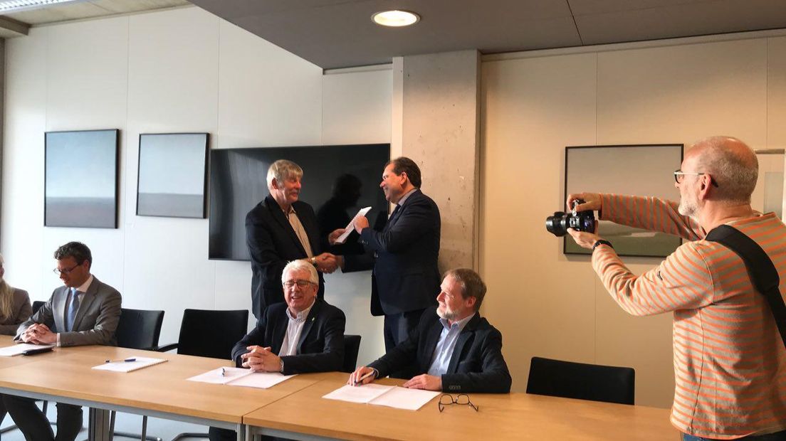 Het coalitieakkoord wordt getekend (Rechten: RTV Drenthe/Marjolein Knol)