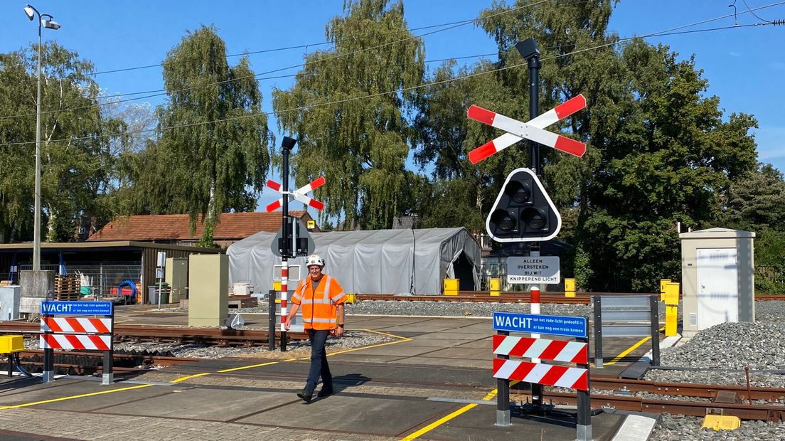 Instructeur Rudolf Meijer op de zelf ontwikkelde spoorwegovergang.