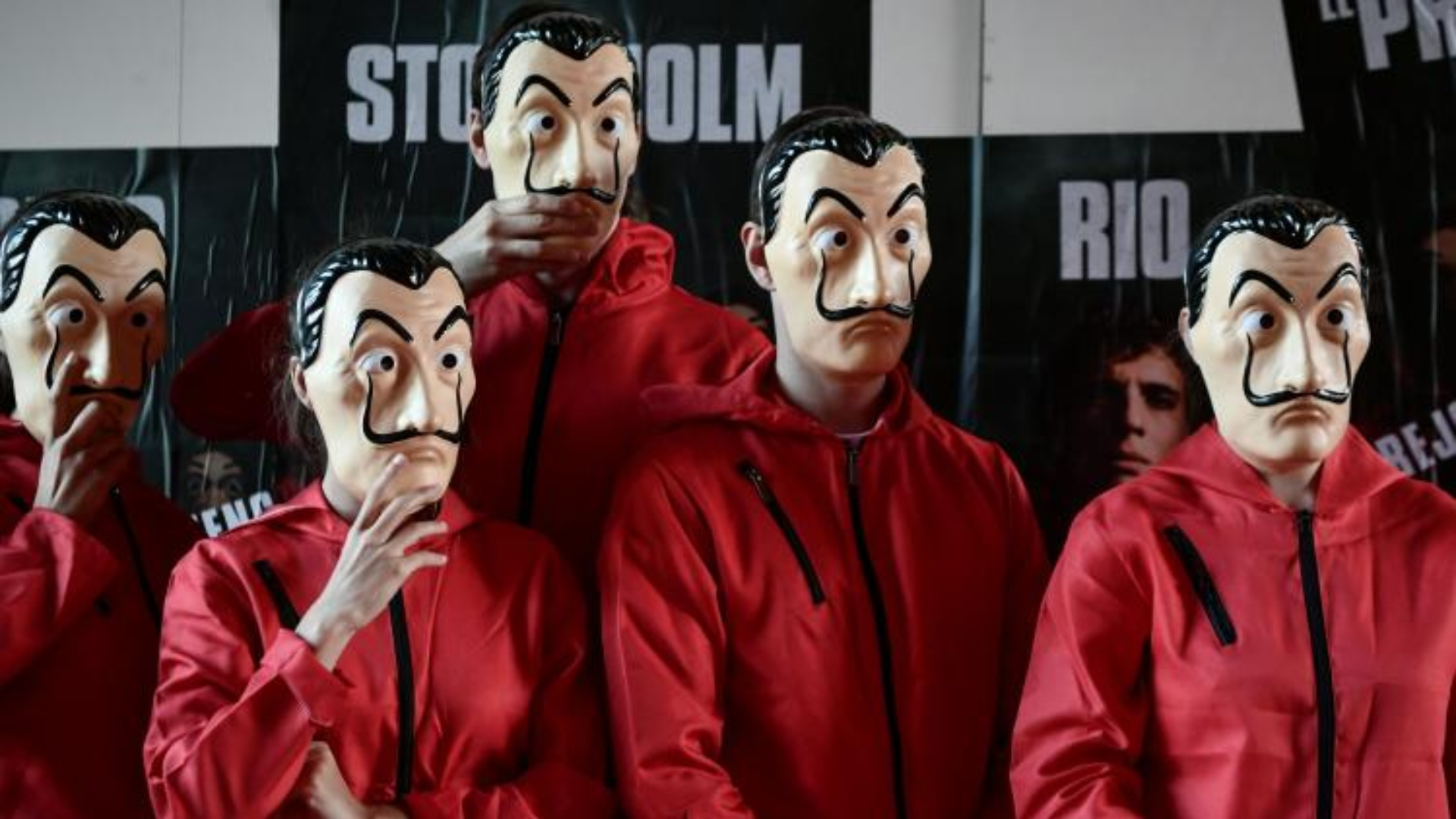 Enkele hoofdrolspelers uit de Netflix-serie. Met Salvador Dali-masker.