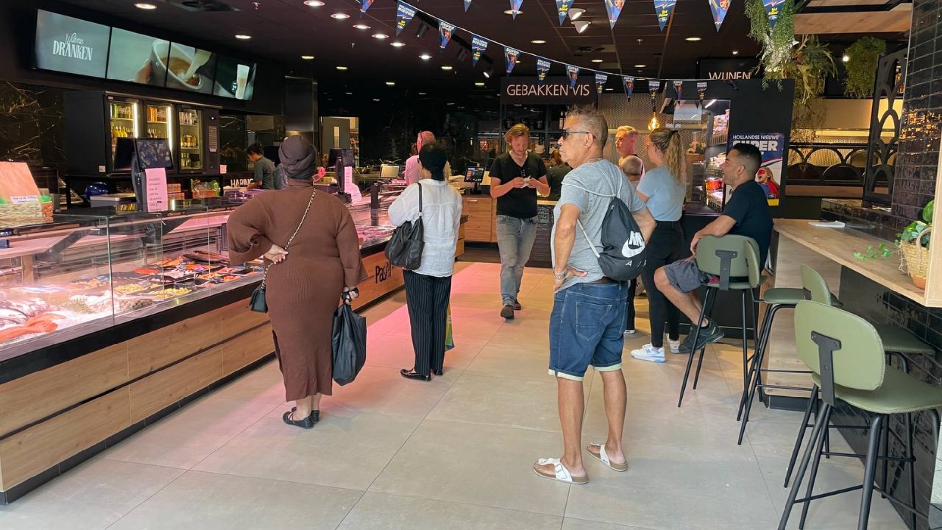 Drukte bij de visboer door nieuwe haring: 'Mooiste moment van het jaar