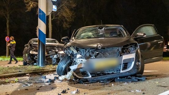 Auto in sloot • autos beschadigd na botsing. Auto in sloot • autos beschadigd na botsing.