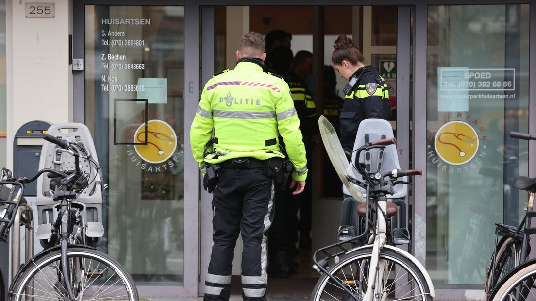 Agenten ter plekke bij het steekincident aan de Apeldoornselaan