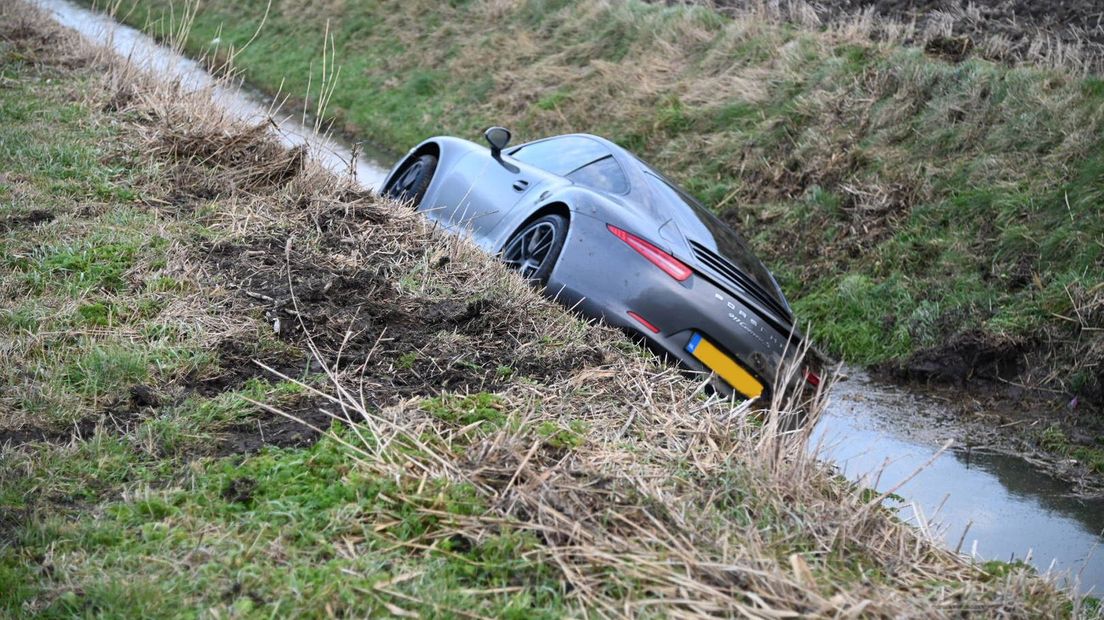 De Porsche in de sloot