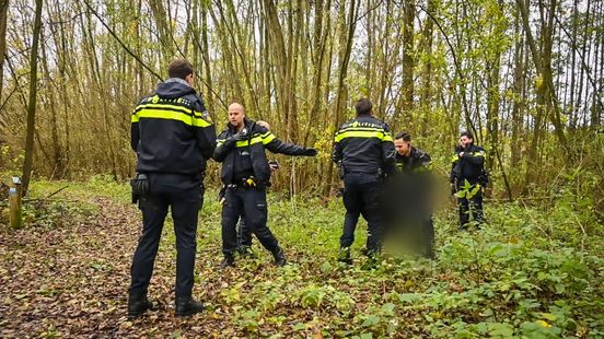 Politie vindt zwaar onderkoelde man in bosjes bij plassen
