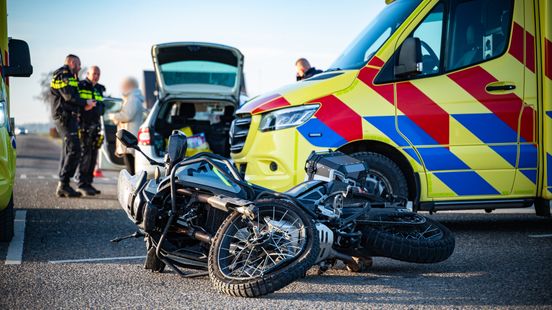 Motorrijder naar ziekenhuis na botsing met auto. Motorrijder naar ziekenhuis na botsing met auto.