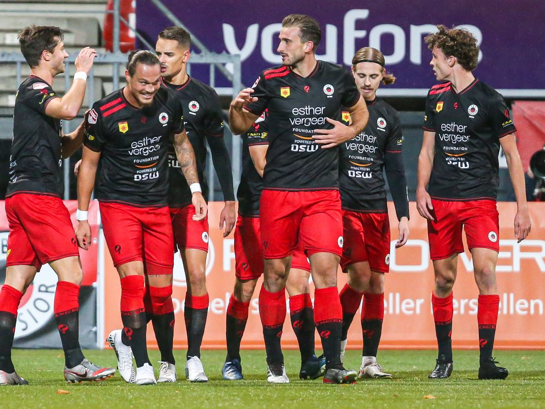 Excelsior juicht na een goal tegen Helmond Sport.