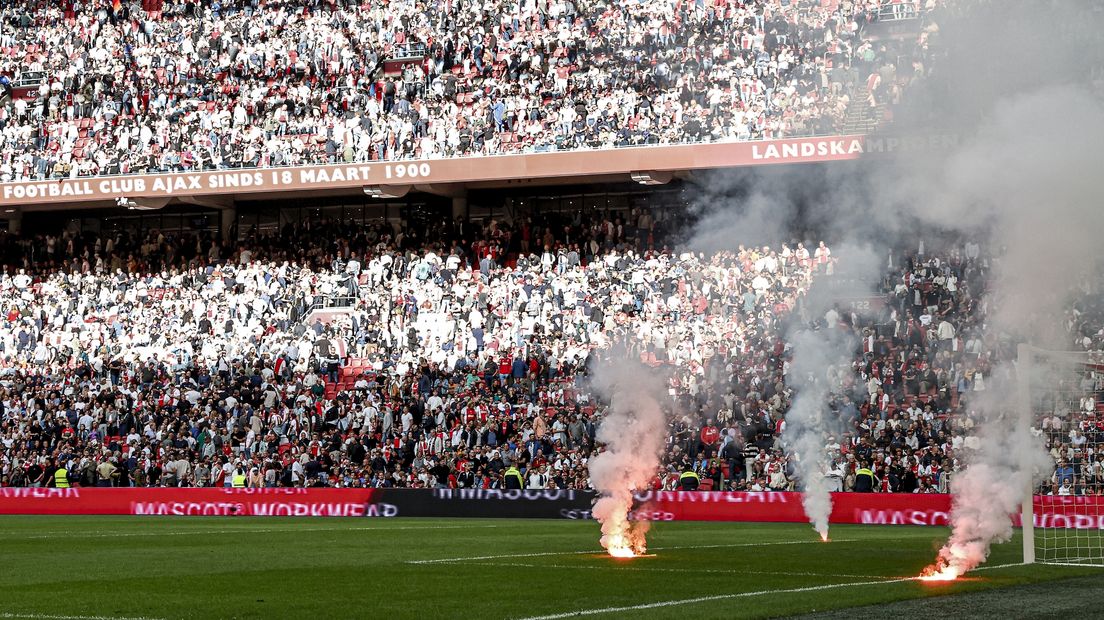 De Klassieker werd gestaakt nadat er twee keer vuurwerk op het veld was gegooid