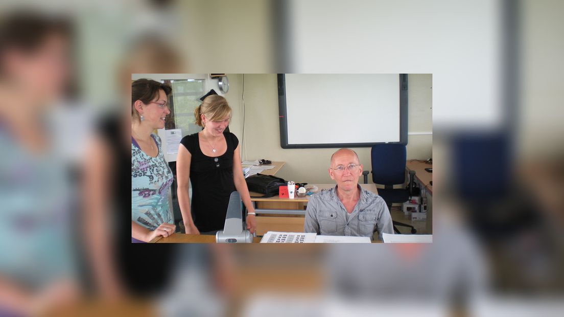 Anne Oosterhaven mei learlingen (foto: Omrop Fryslân)