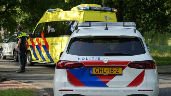 Fietser raakt gewond in Assen bij botsing met auto. Fietser raakt gewond in Assen bij botsing met auto.