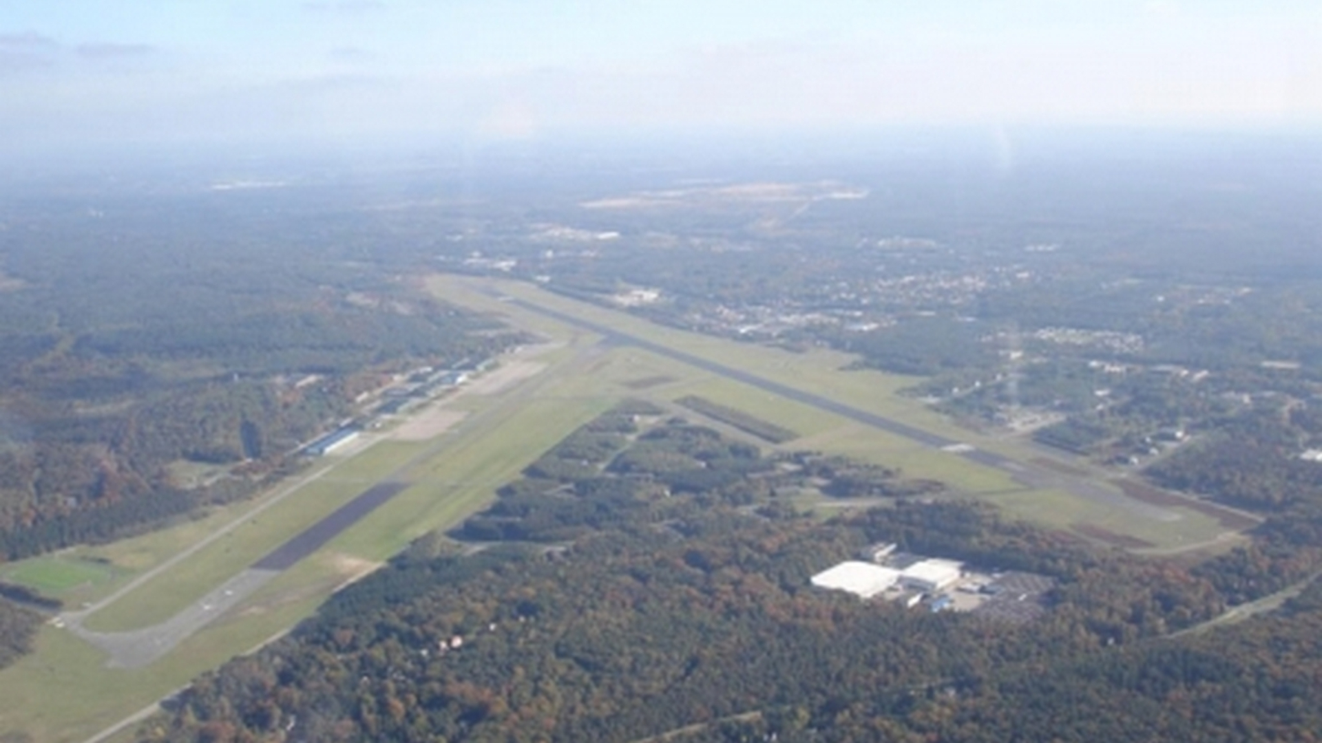 Opruimen van PFAS bij vliegbasis Soesterberg gaat miljoenen extra kosten